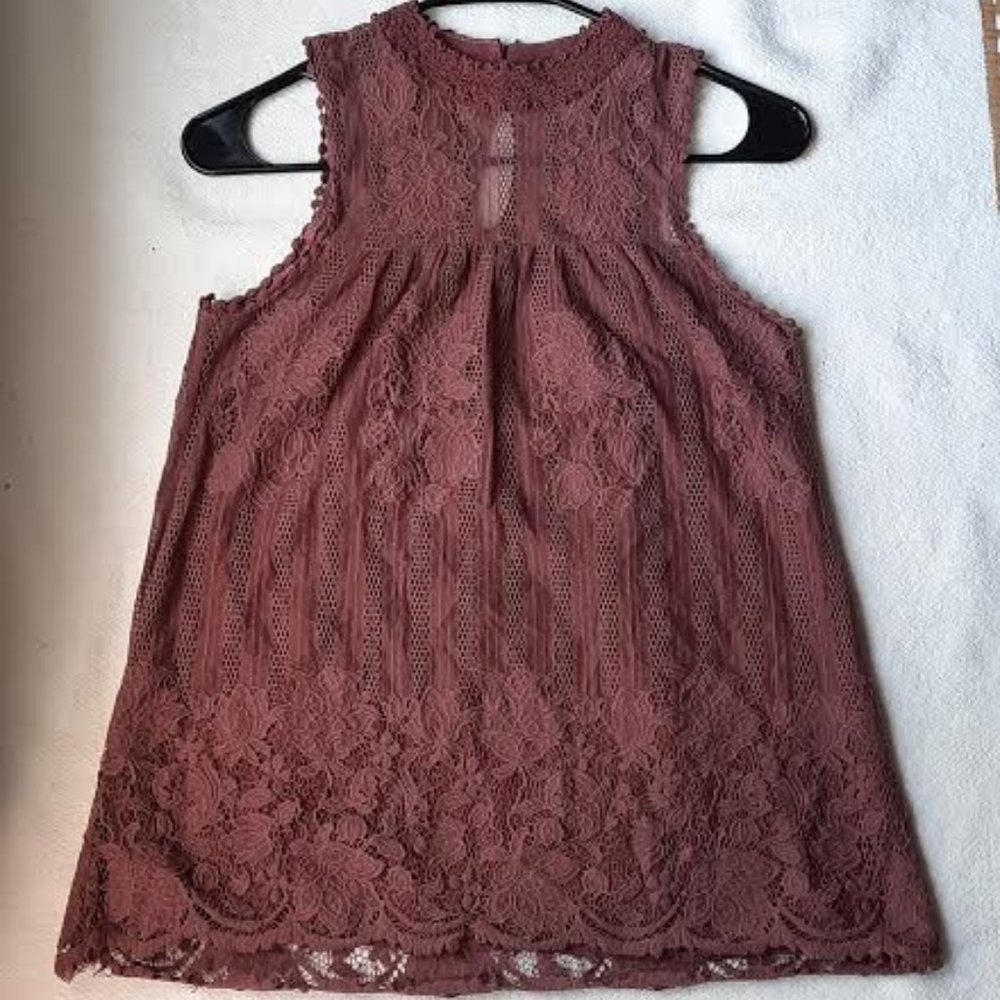 Fashionable lace tank top